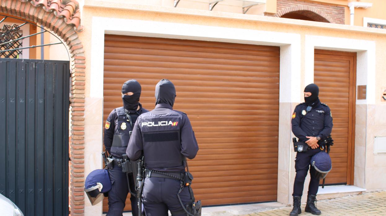 Agentes de la Guardia Civil durante una de las operaciones realizadas en el Campo de Gibraltar