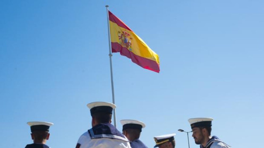 Bandera de España que preside la entrada al puerto malagueño