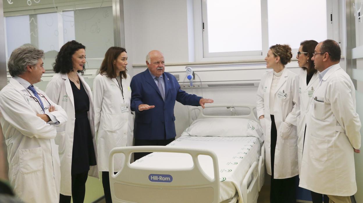 El consejero de Salud Jesús Aguirre en una visita al Hospital Infantil Virgen del Rocío de Sevilla