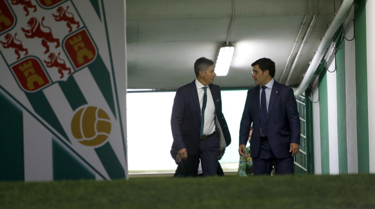 El director deportivo y el presidente del Córdoba CF en el estadio