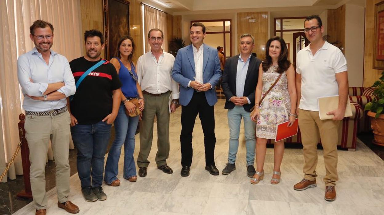 El alcalde de Córdoba, José Carlos Bellido, en el centro, junto a representantes vecinales y comerciantes