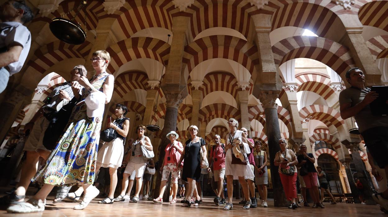 Un grupo de turistas en la Mezquita-Catedral de Córdoba