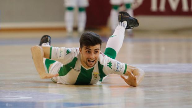 El Córdoba Futsal inscribirá a César en el filial para ganar una ficha y vende hoy los abonos liberados