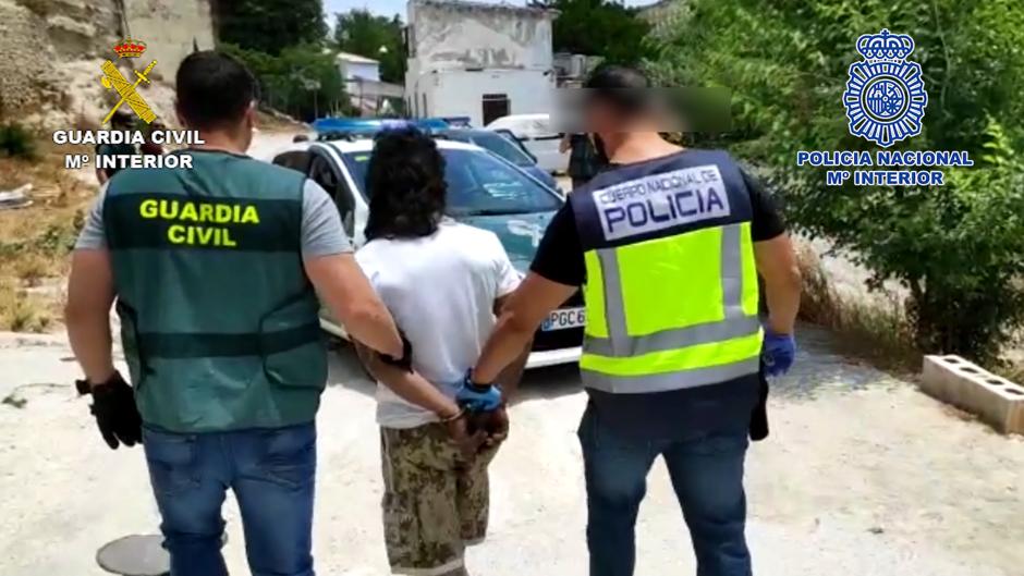 Detienen al cabecilla de un grupo de ladrones que se ocultaba en el falso techo de su casa en Córdoba