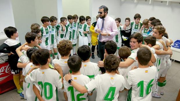 Alumnos del colegio Ahlzahir terminan Primaria con un torneo solidario frente al Córdoba Genuine