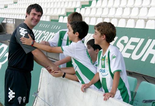 Juan Antonio Aguilar, antiguo alumno de Ahlzahir, saludando a chicos del colegio