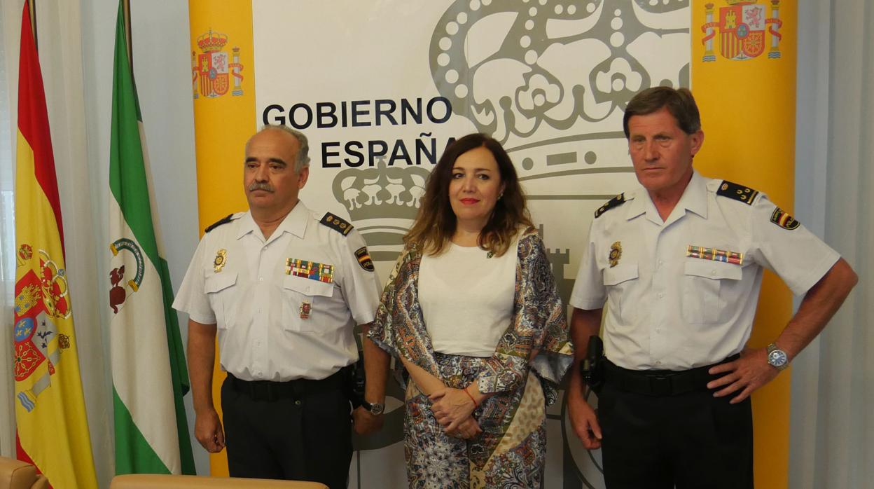 Catalina Madueño, subdelegada del Gobierno, flanqueada por el comiario jefe y el inspector de la UDEV