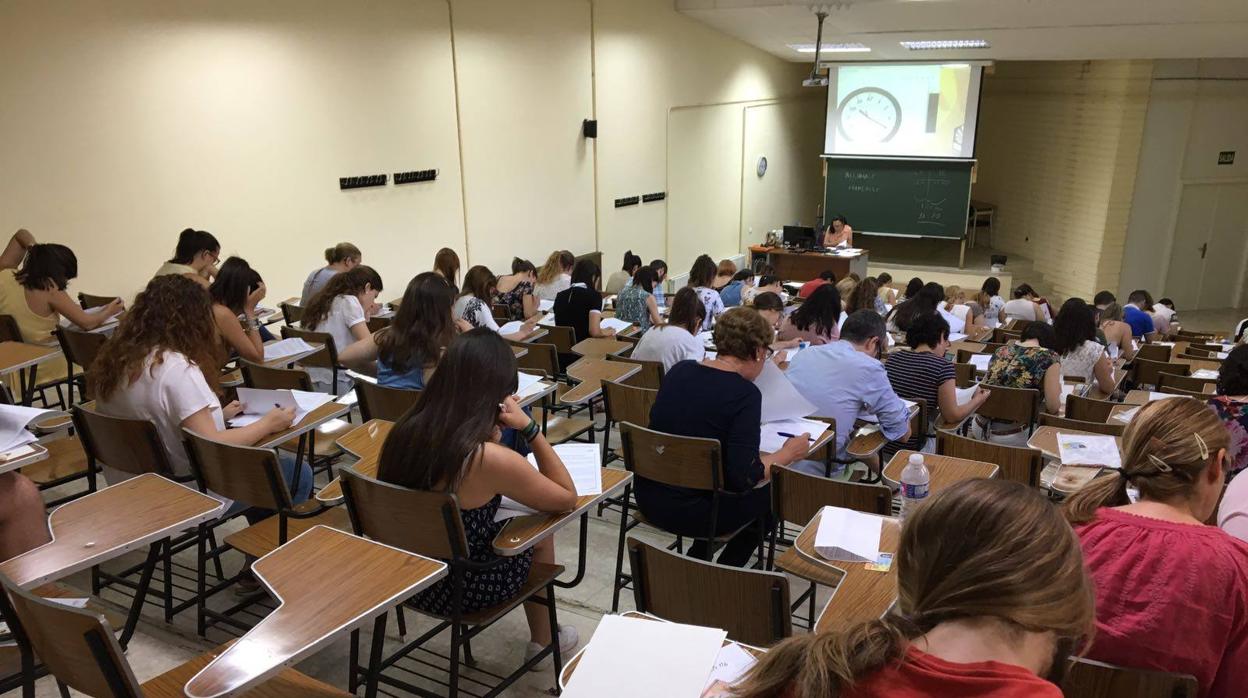 Estudiantes realizando una prueba de idiomas