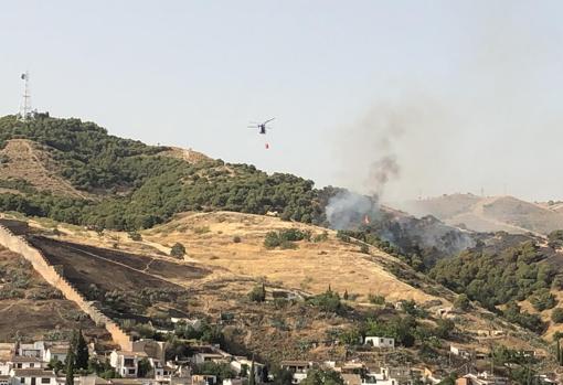 Los bomberos están actuando en la zona donde se ha declarado el incendio.