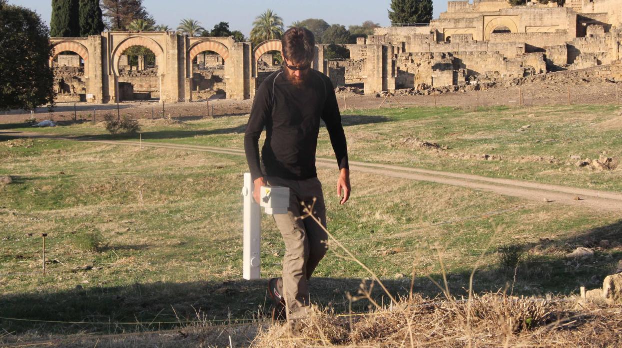 Imágenes de los trabajos previos a las excavaciones en la Plaza de Armas de Medina Azahara