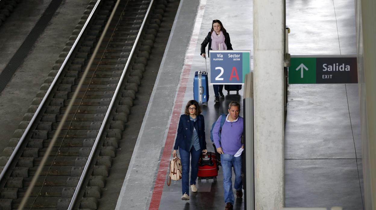 Pasajeros en la Estación de Renfe de Córdoba