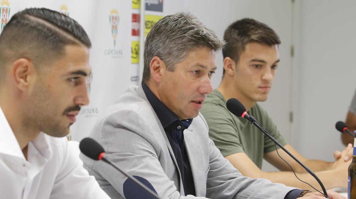 El director deportivo del Córdoba, Alfonso Serrano (c), junto Víctor Ruiz (i) y Edu Frías