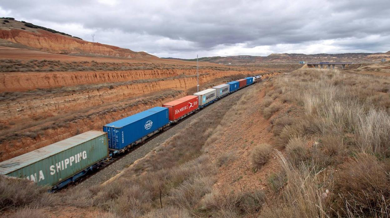 Un tren de mercancías circulando por Zaragoza, algo que sería imposible en Granada