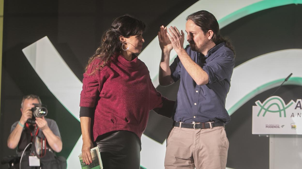 Teresa Rodríguez junto al líder de Podemos, Pablo Iglesias, en un acto de campaña