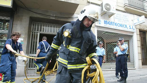 Tres heridos en un incendio de madrugada en una vivienda de Ronda de los Tejares en Córdoba