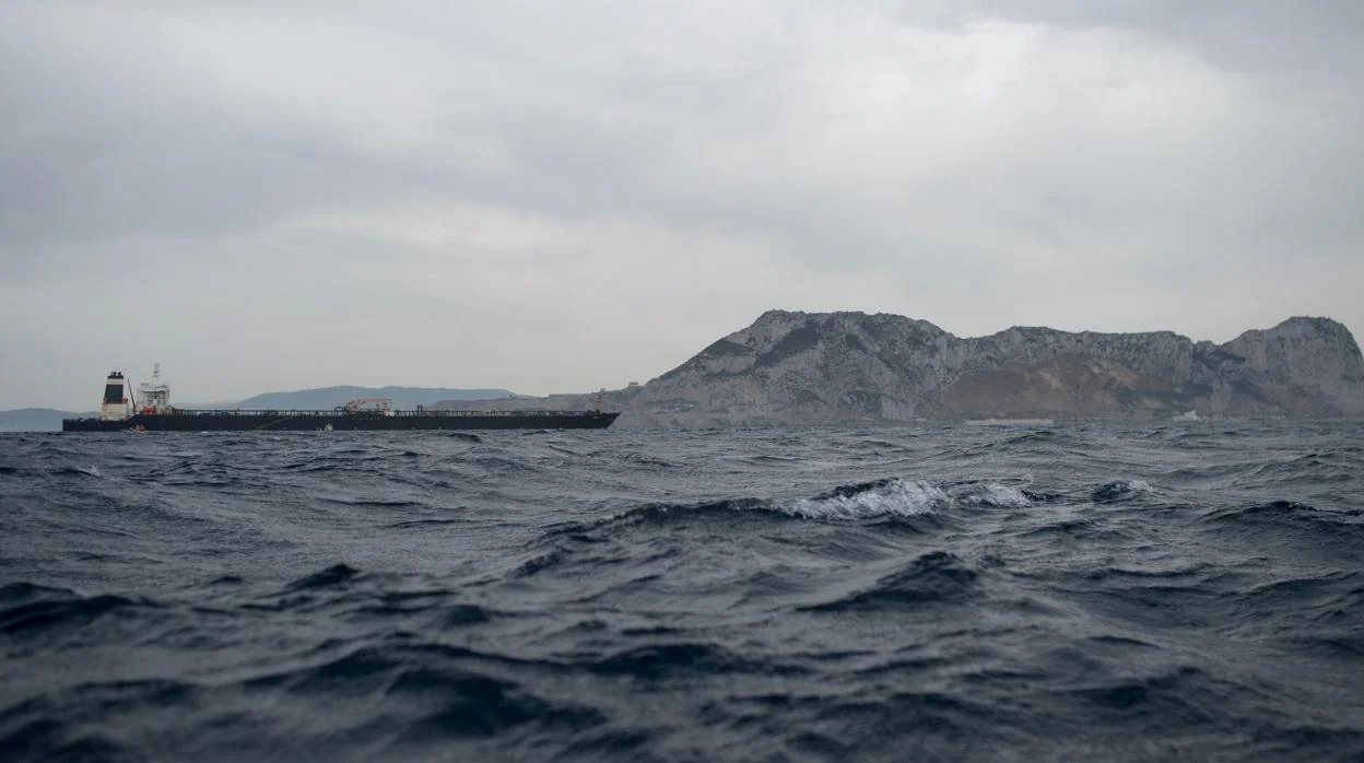 El petrolero «Grace 1», retenido en las aguas que rodean al Peñón de Gibraltar