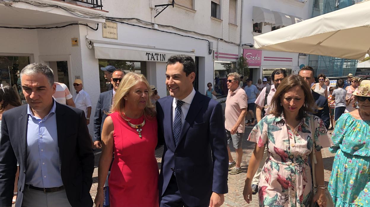 Juanma Moreno junto a la alcaldesa Ángeles Muñoz, al consejero de Presidencia Elías Bendodo y la delegada de la Junta en Málaga Patricia Navarro, en Marbella