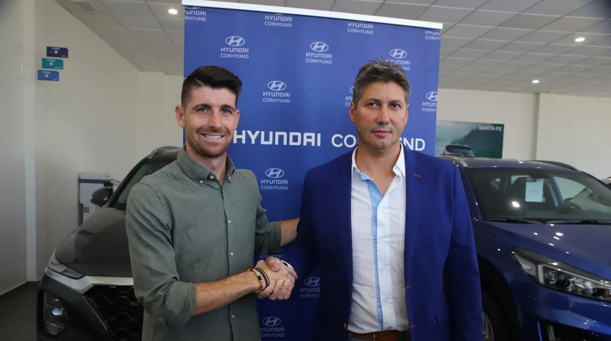 Javi Flores junto a Alfonso Serrano en su presentación