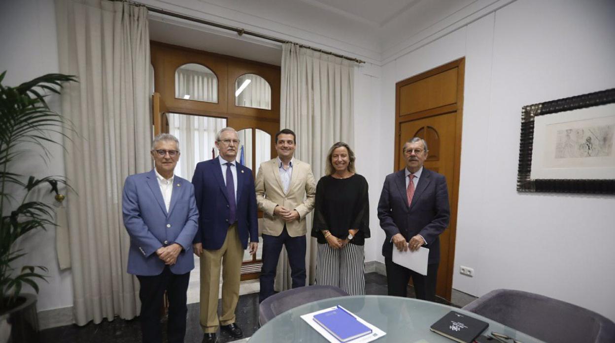 El alcalde Bellido y la primera teniente alcalde Albás, junto a representantes médicos