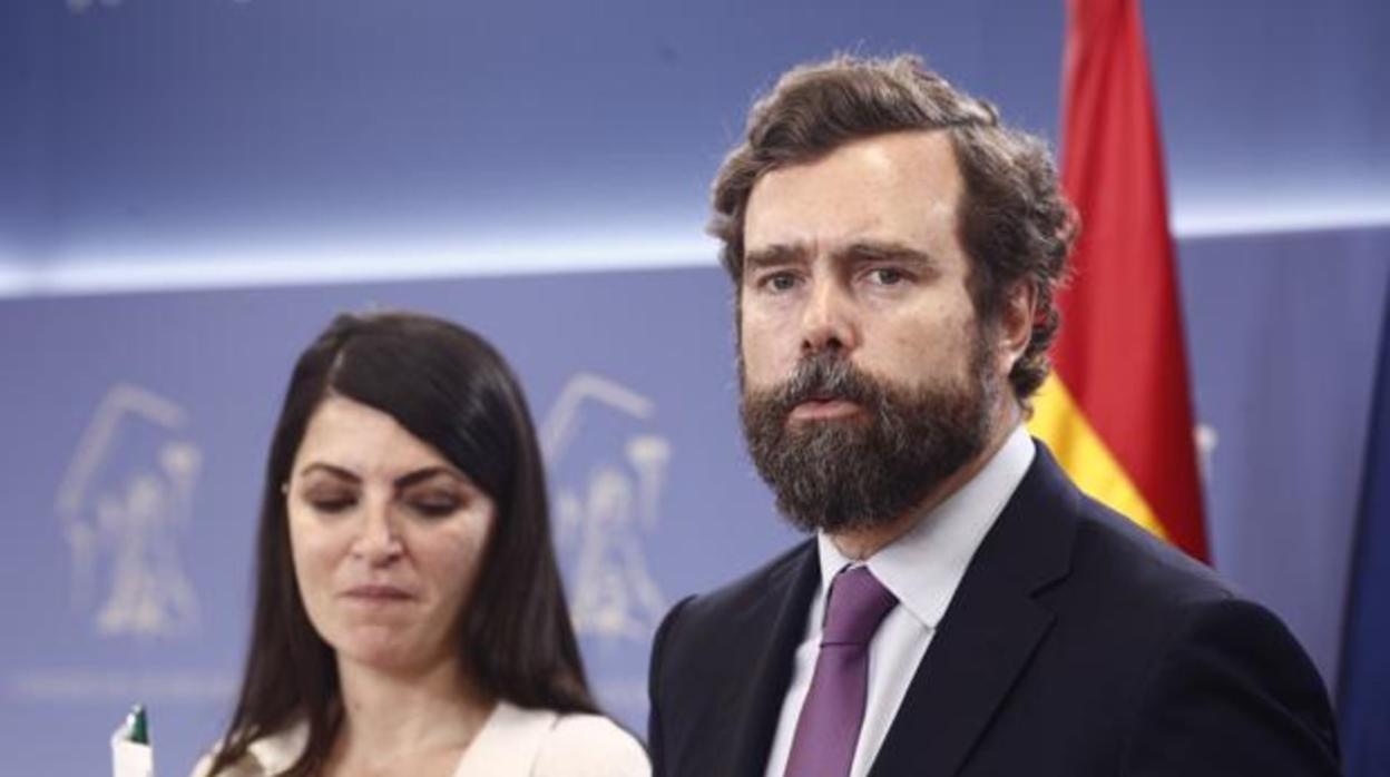 Iván Espinosa de los Monteros, junto a Macarena Olona, ambos de Vox, en el Congreso