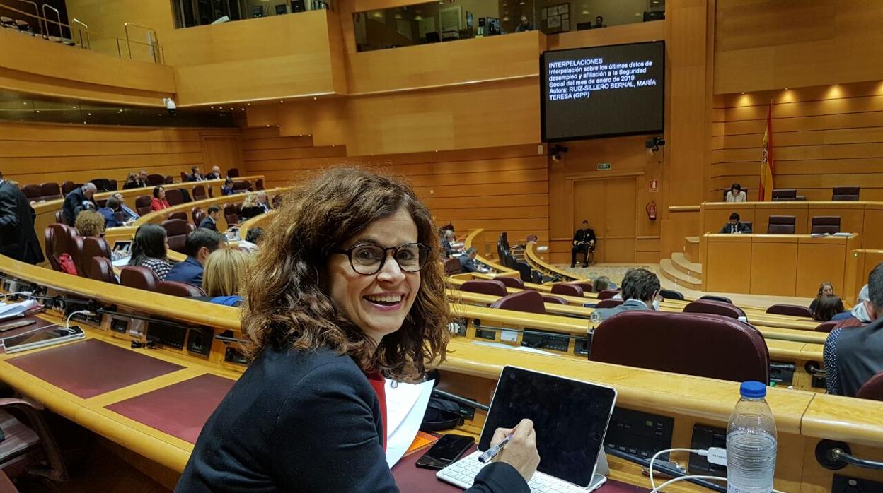 La senadora Esperanza Gómez Corona en su escaño del Senado