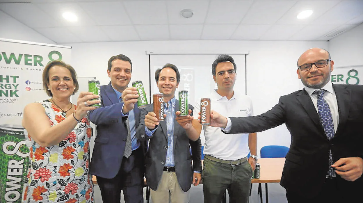 El alcade de Córdoba, José María Bellido, celebra con Goup el nuevo producto