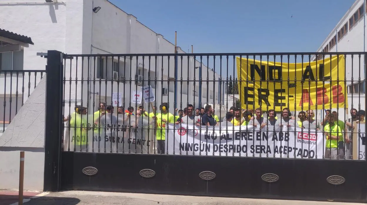 Trabajadores de ABB, encerrados en la fábrica de Córdoba para protestar contra el ERE