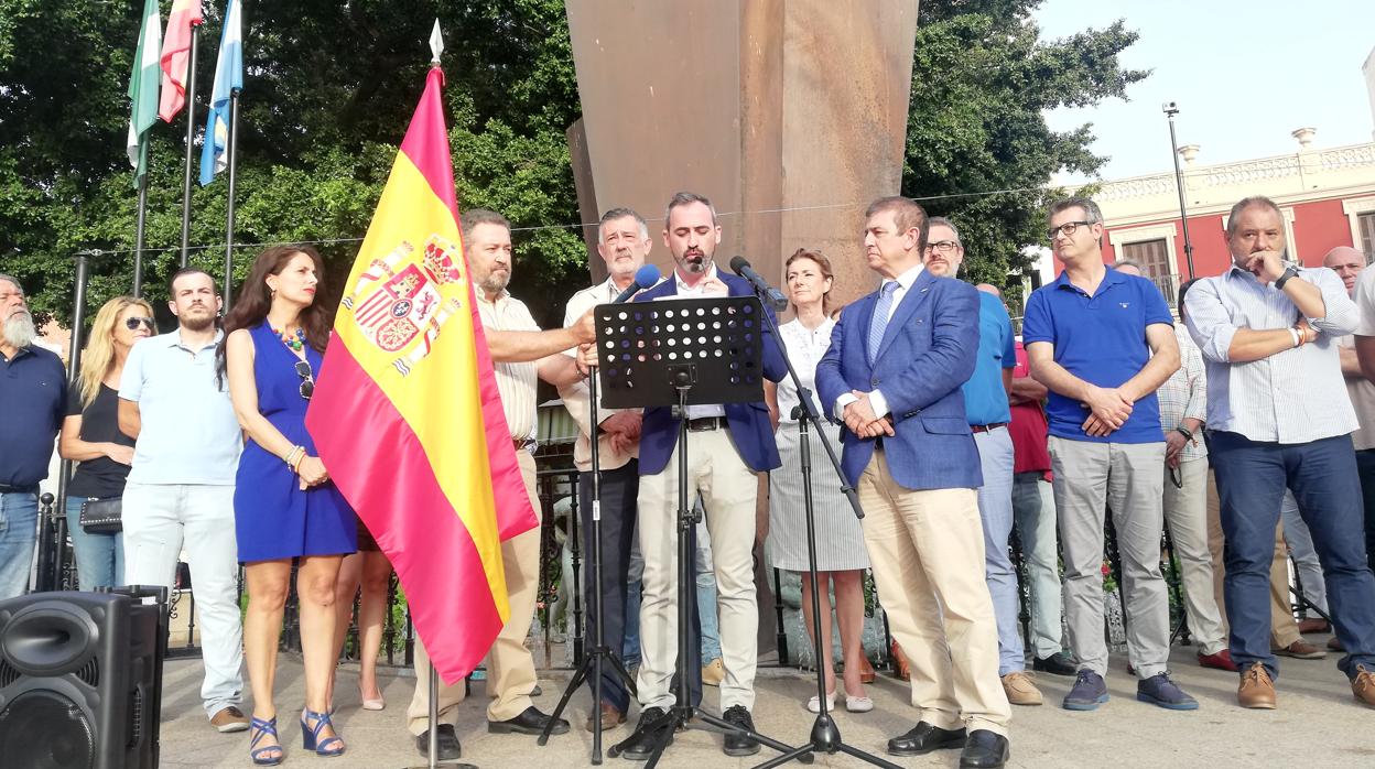 Lectura del manifiesto en apoyo a Borja en el municipio malagueño de Fuengirola