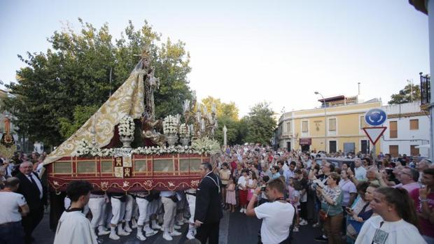 (Vídeo) La sencillez de la hermandad del Carmen de Puertanueva por las calles de Córdoba