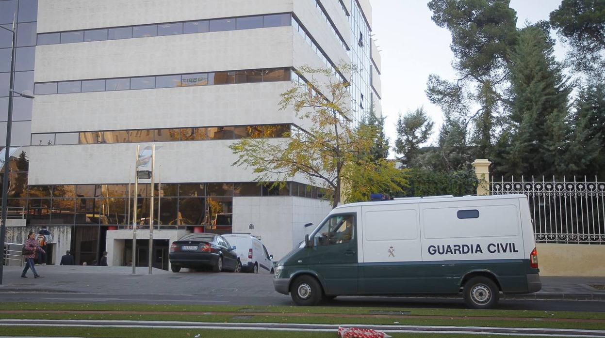 Un furgón de la Guardia Civil, junto a los juzgados de la Caleta, en Granada