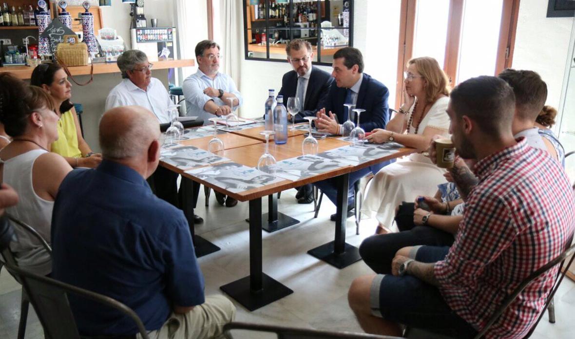 El alcalde Bellido, con los ediles de Infraestructuras y Casco Histórico, en la reunión con vecinos