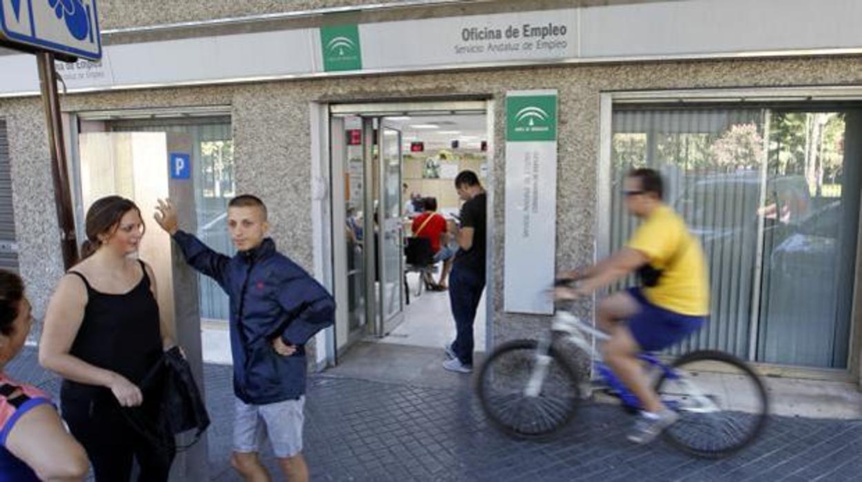 Cordobeses en una oficina de empleo