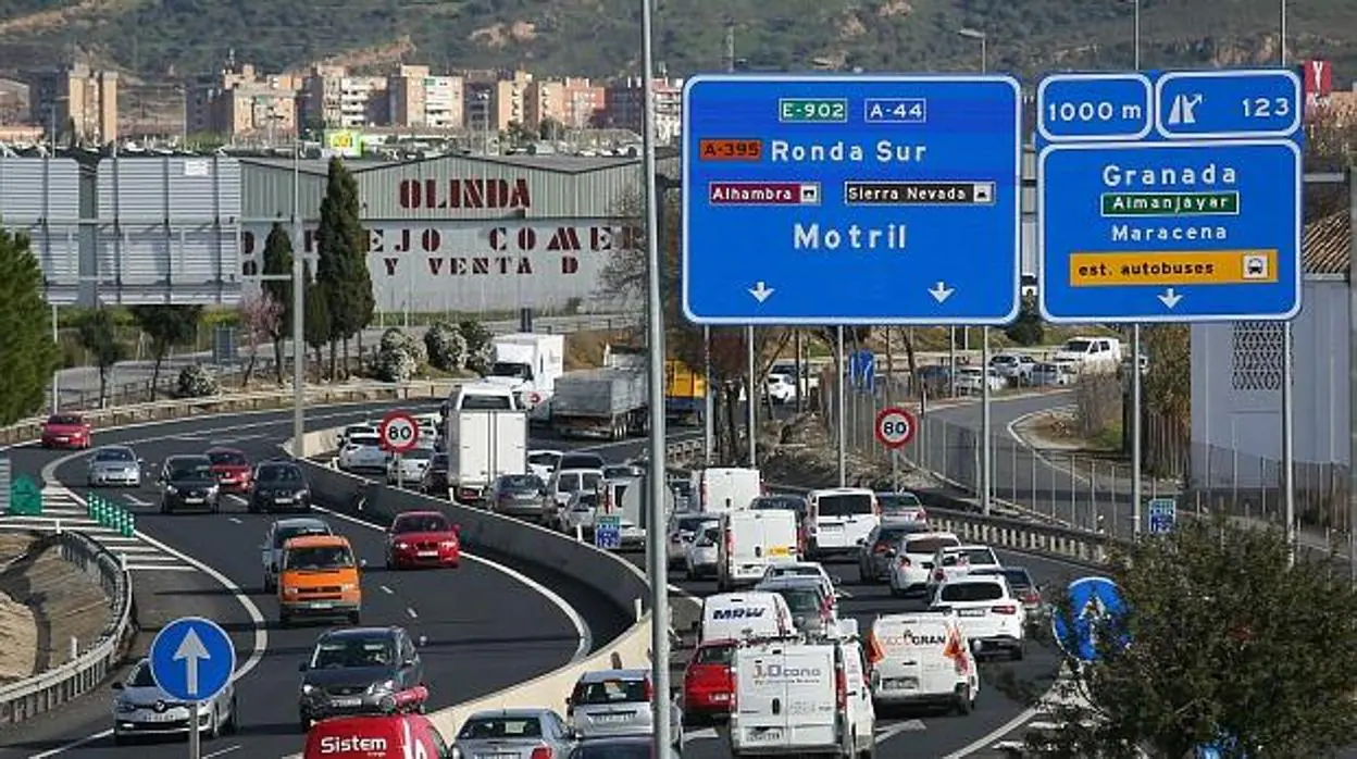 Granada supera los límites de NO2, el contaminante producido por la combuistión de los coches.