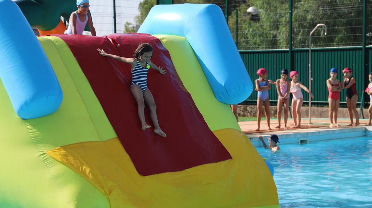 Los jueves son un día de sorpresas y juegan en actividades como castillos hinchables