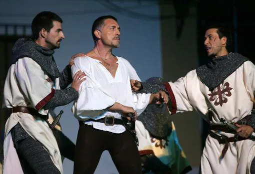 Los soldados del comendador arrestan a Frondoso en una escena de «Fuenteovejuna»