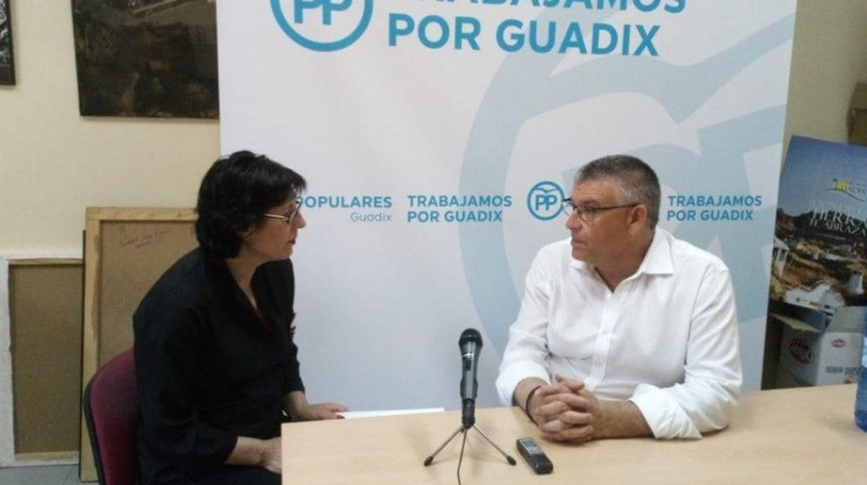 La primera teniente de alcalde de Guadix, Encarnación Pérez, con el regidor del PP, Jesús Lorente.