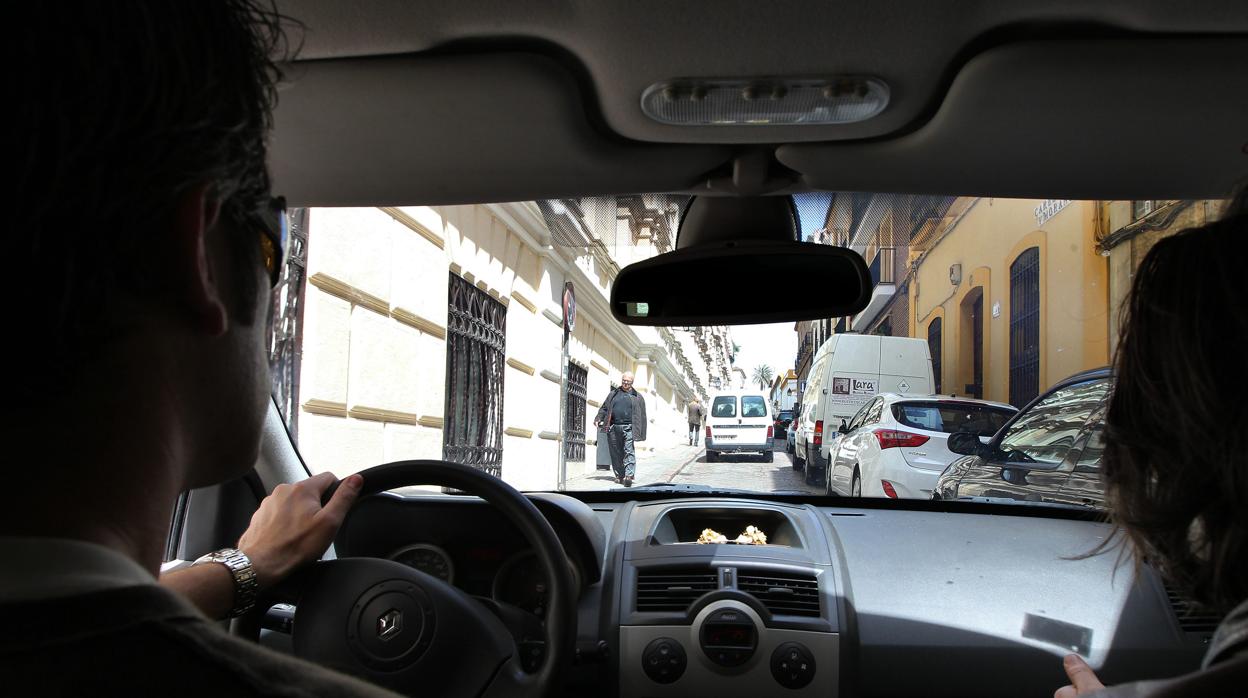 Un vehículo particular circula por una zona Acire de Córdoba