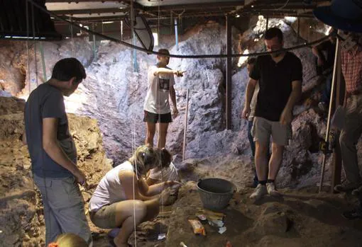 Trabajos de excavación en la Cueva del Ángel