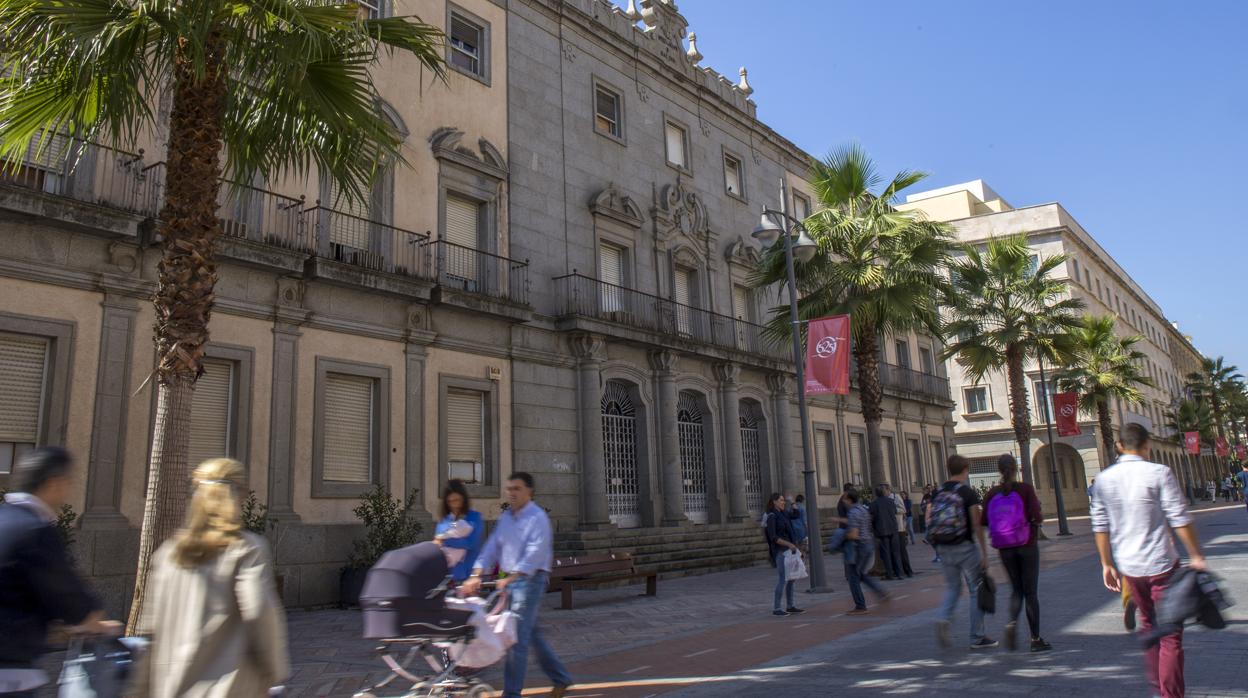 El abandonado edificio de Hacienda antes de comenzar las obras