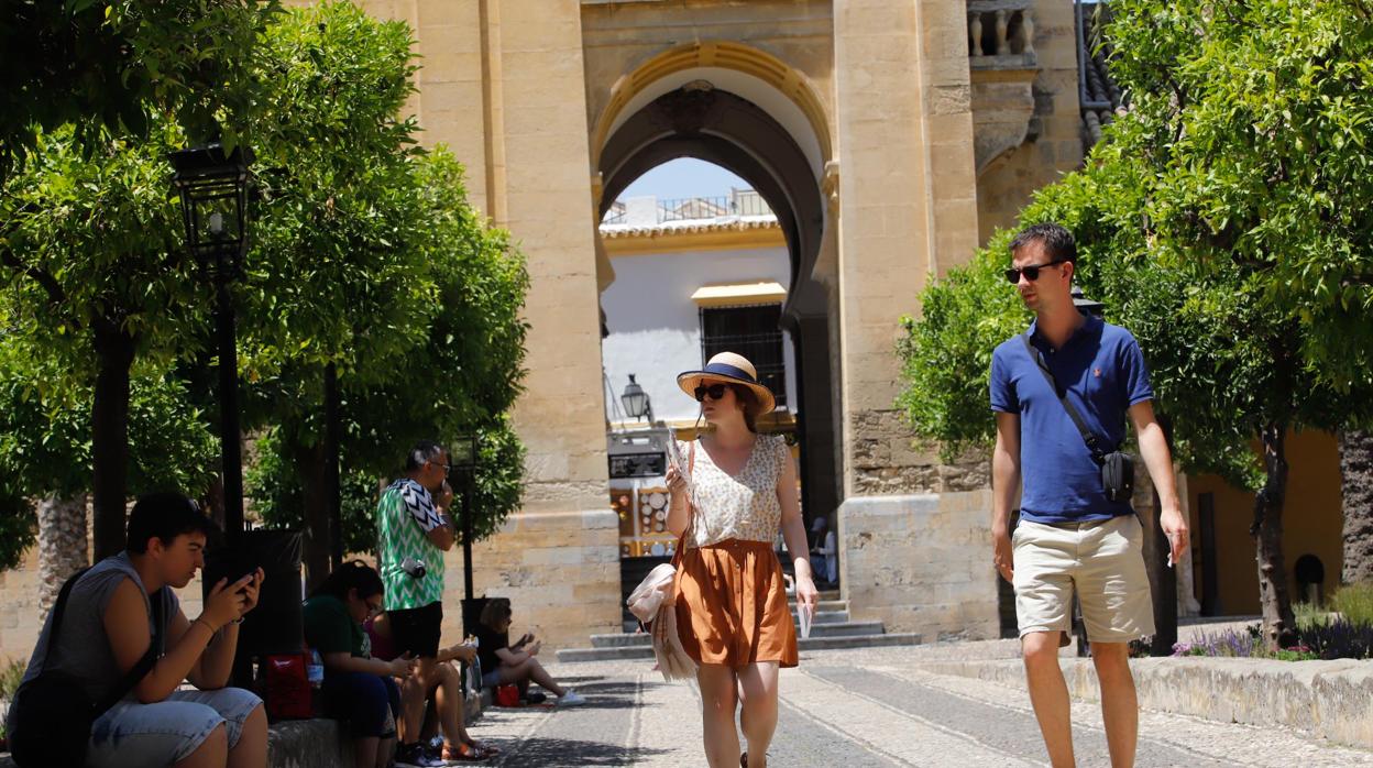 Turistas en el patio de los Naranjos