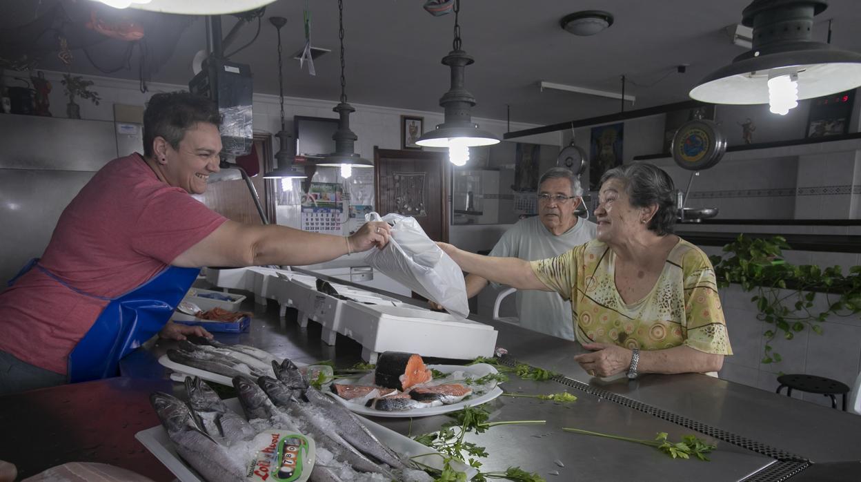 Vecinos del barrio haciendo la compra