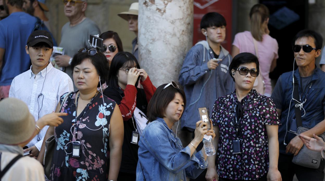 Turistas japoneses en el Patio de los Naranjos de Córdoba