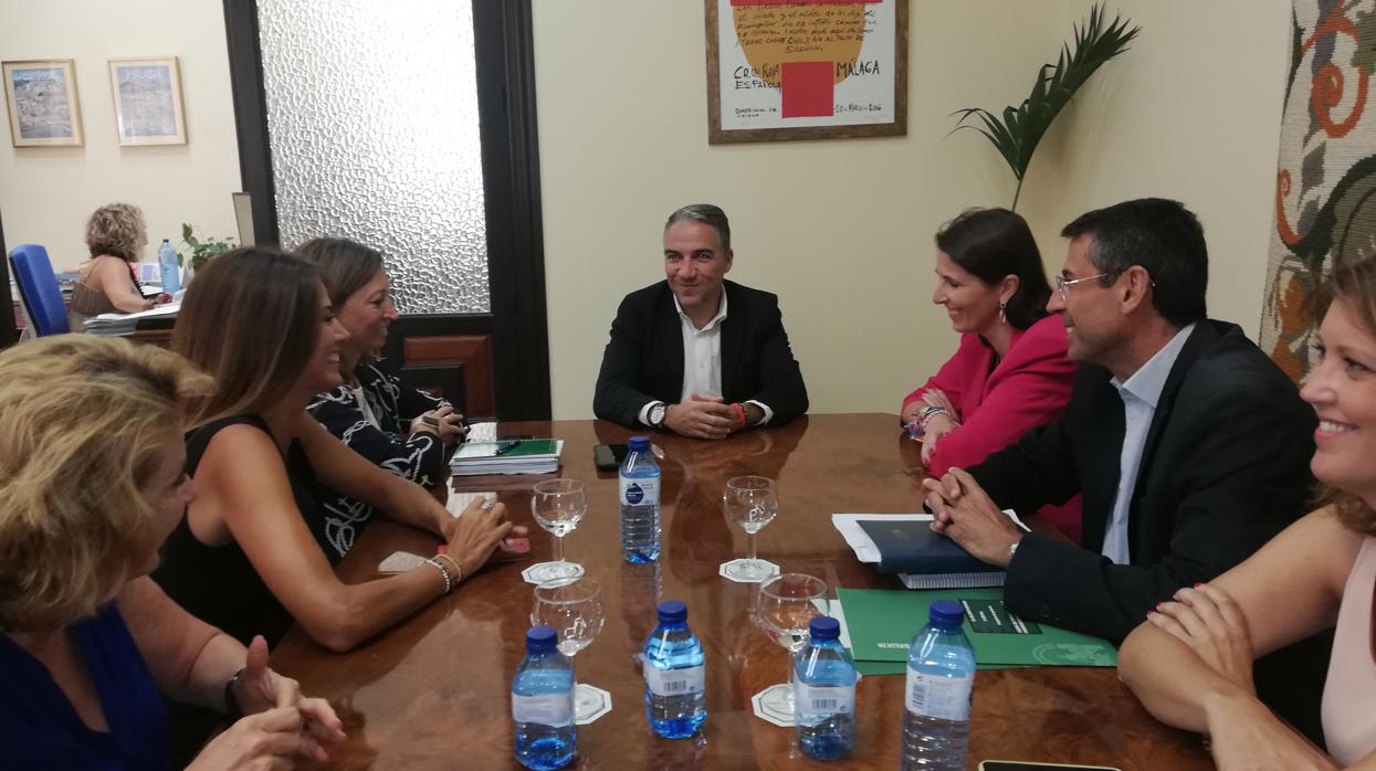 El consejero de Presidencia de la Junta, Elías Bendodo, reunido con los delegados terriotirales de Málaga