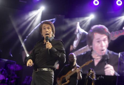 Raphael, durante un concierto en el Teatro de la Axerquía de Córdoba