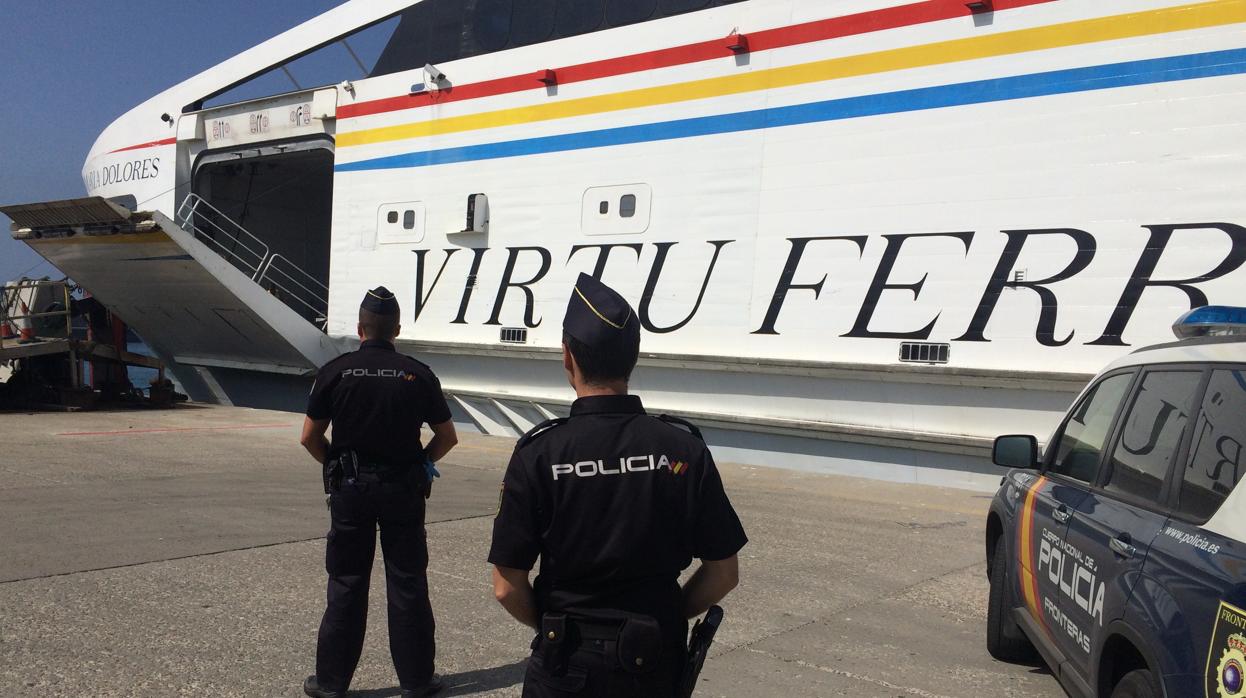 Policías nacionales, en el puerto de Tarifa