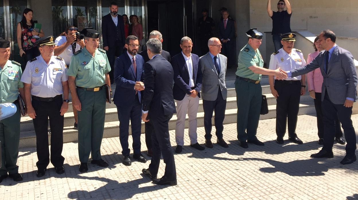 Grande-Marlaska saluda al alcalde de La Línea de la Concepción en su visita a la ciudad