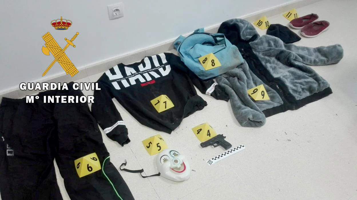 Prendas de vestir y objetos hallados por la Guardia Civil en la mochila del joven
