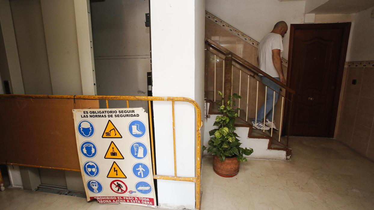 Obra de ascensor paralizada en la Fuensanta