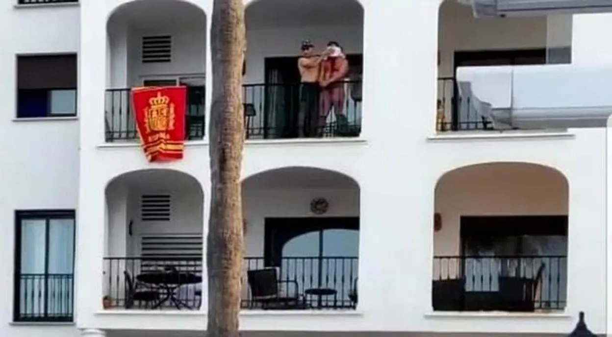 El presunto agresor mostrando a la víctima desde el balcón mientras lo amenaza con el cuchillo