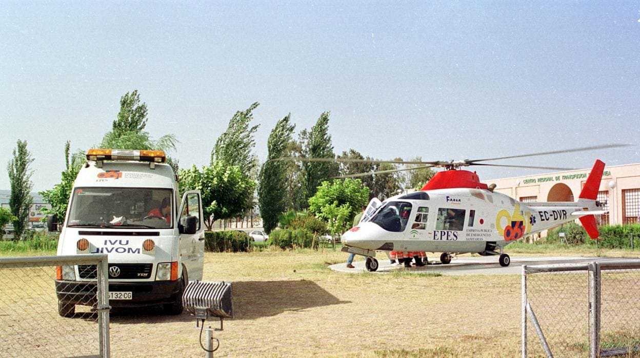 Helicóptero del 061 en el que fue trasladada la victima del accidente en La Carlota